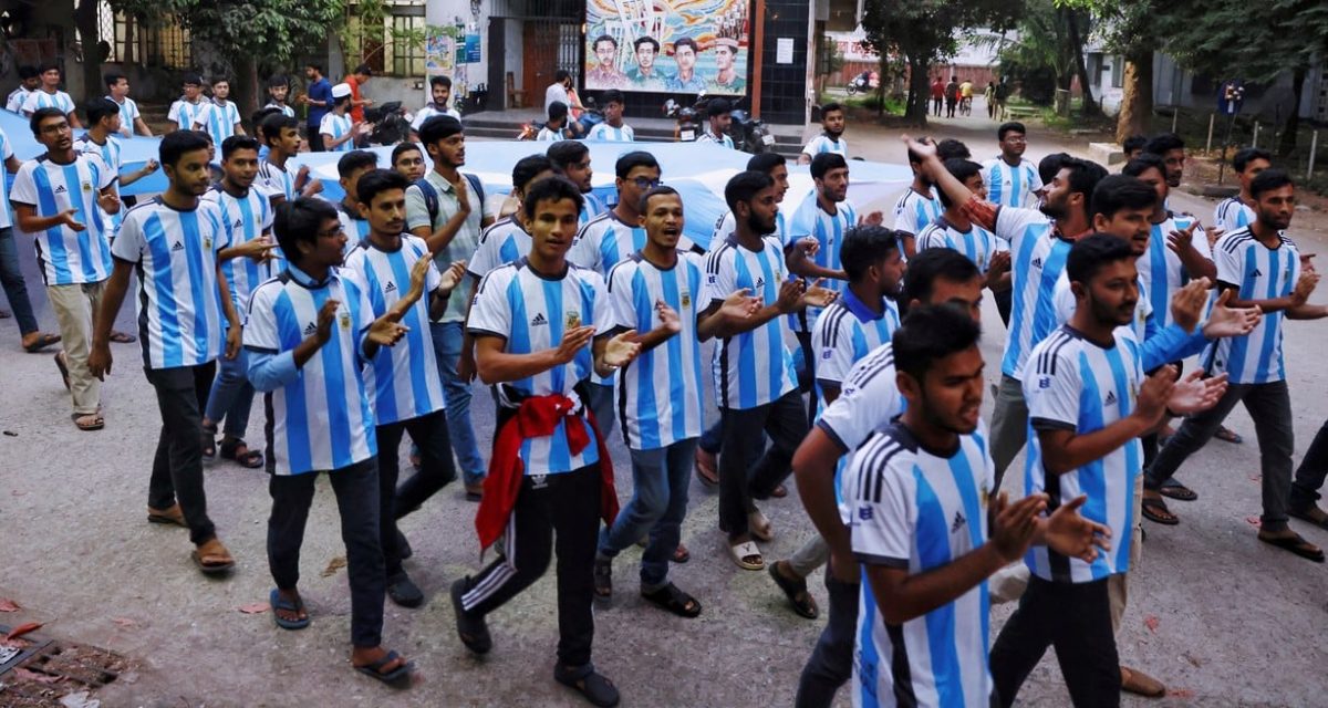 La población de Bangladesh celebra cada vez que la Selección Argentina triunfa.-