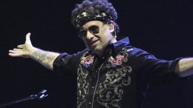 De la guitarra al teclado y más como maestro de ceremonias que como el tradicional “frontman” que se devora la escena y el repertorio, Calamaro fue el bastonero de una obra que ratificó su impacto generacional en una audiencia en torno a las cuatro décadas. (Foto: Martín Bonetto)
