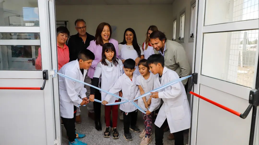 La gobernadora Arabela Carreras inauguró este viernes el SUM de la Escuela 315 de Bariloche. (foto gentileza)