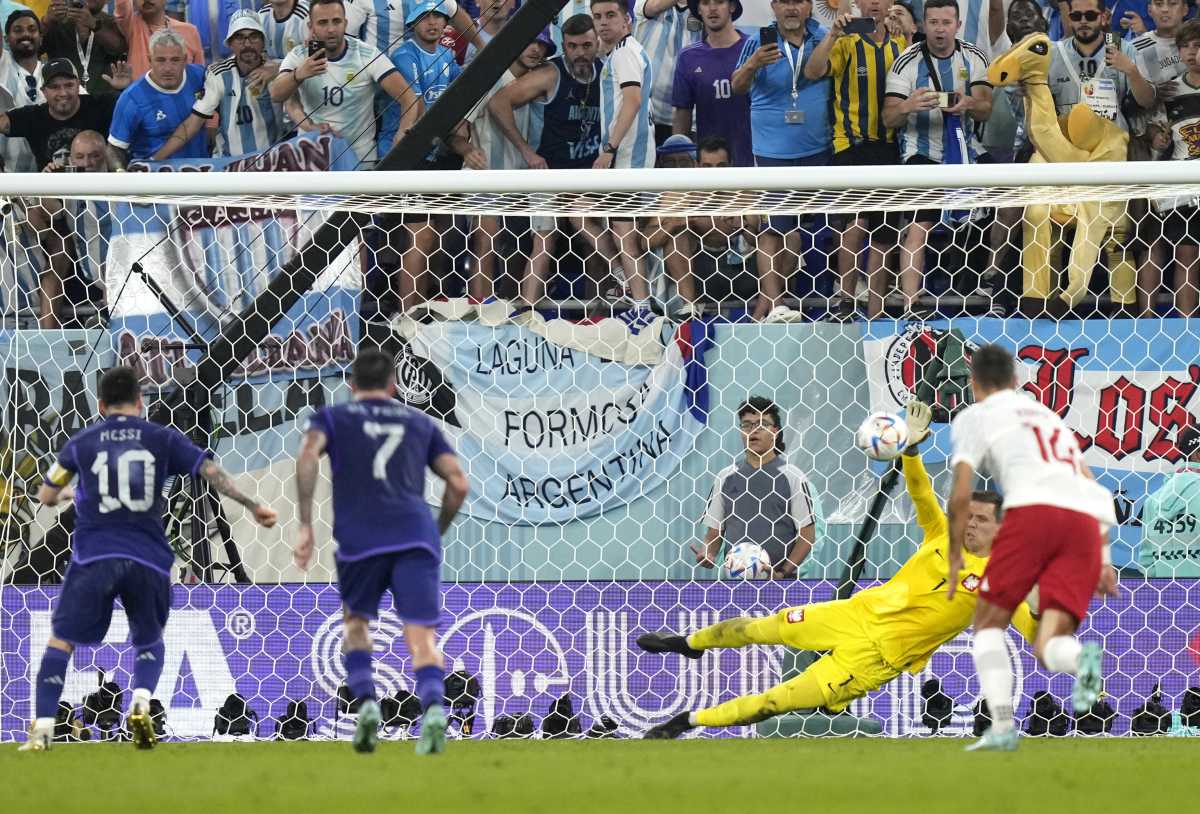 Szczesny y una volada bárbara para atajarle el penal a Messi. (Foto: AP)