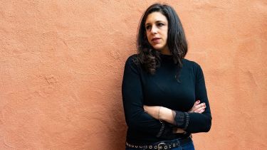 “Matate, amor” propone una prosa salvaje y desgarrada, en la voz de una mujer y madre que sufre el posparto y va a enloquecer en un escenario rural.