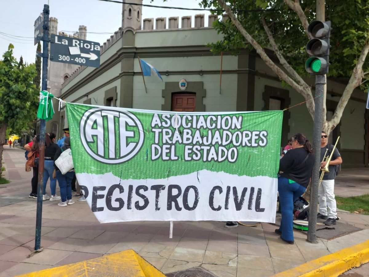 Protesta en la gobernación de Neuquén, por estatales. Foto: Gentileza. 