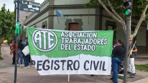 Protesta en Casa de Gobierno de Neuquén y paro de trabajadores de Registro Civil