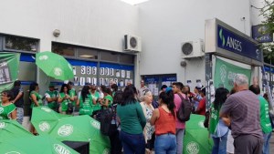 Realizan un abrazo simbólico en Anses en rechazo a los despidos y el cierre de oficinas, en Roca