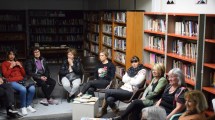 Imagen de Eva y la literatura en la biblioteca de Cipolletti