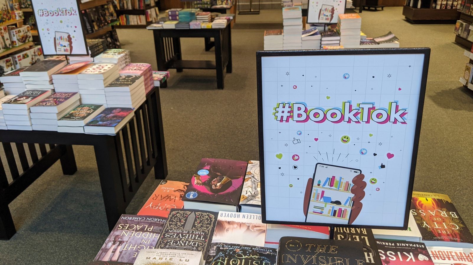 Librerías y ferias han adaptado algunas estanterías con los libros más recomendados por #BookTok, por ejemplo.