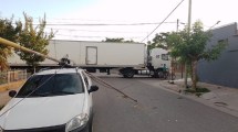 Imagen de Un camión derribó postes del alumbrado público en un barrio de Regina