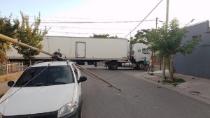 Un camión derribó postes del alumbrado público en un barrio de Regina