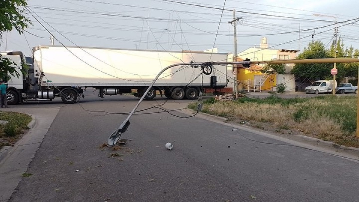 Tras enganchar cables, el camión derribó tres columnas de alumbrado. (Foto gentileza)