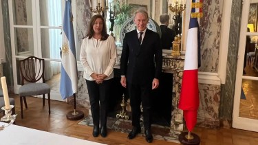 Carreras y el embajador Constantino se reunieron en la sede diplomática en París. Foto: gentileza.