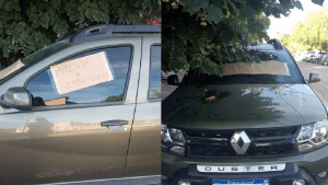 Por estacionarse donde no debía le pegaron carteles en el parabrisas y la ventanilla, en Centenario