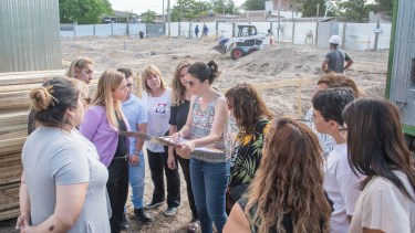 Recorrida de autoridades por el lugar donde se construye el Centro Integrador para Géneros y Diversidades. Foto: gentileza