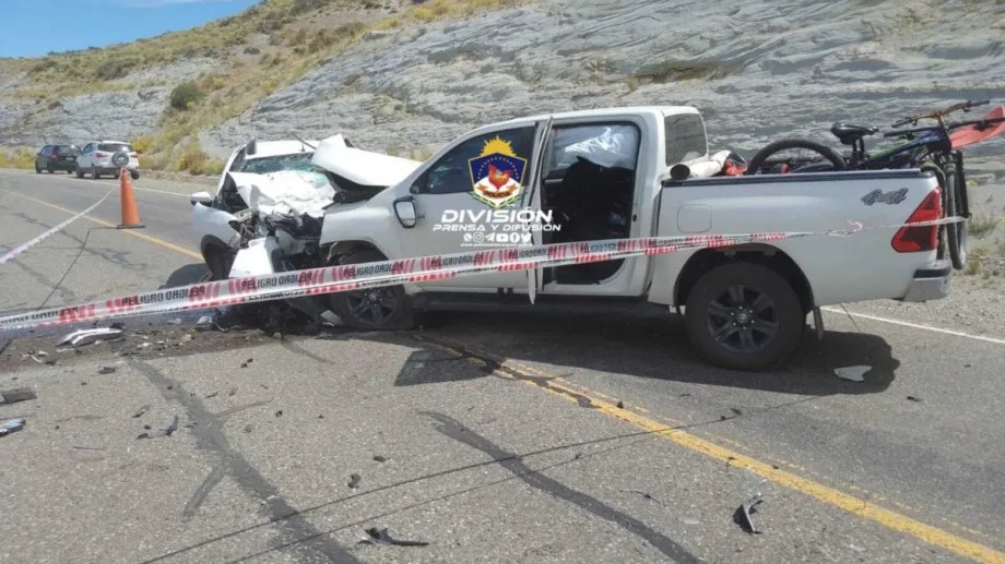 La colisión entre un Renault Sandero Stepway y una Toyota Hilux ocurrió el viernes alrededor de las 14, en la ruta nacional 237, cerca del puente de Collón Cura. (foto gentileza) 