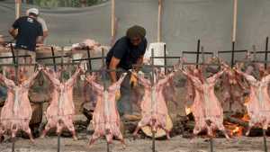 Fiesta del Chivito en Chos Malal: te mostramos en 15 fotos un mediodía cargado de aromas y sabores