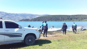 Dos hombre se cayeron de una moto de agua en un lago de Chubut y uno desapareció