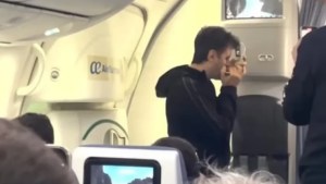 El conmovedor gesto de Ciro Martínez en un vuelo lleno de argentinos rumbo al Mundial Qatar 2022