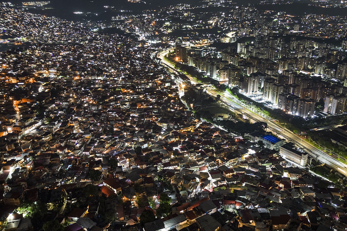 Las casas cubren una colina en el barrio de Petare en Caracas, Venezuela, el martes 15 de noviembre de 2022. Se proyecta que la población mundial alcance los 8.000 millones de personas el martes, según una proyección de las Naciones Unidas. (AP Photo/Matias Delacroix)