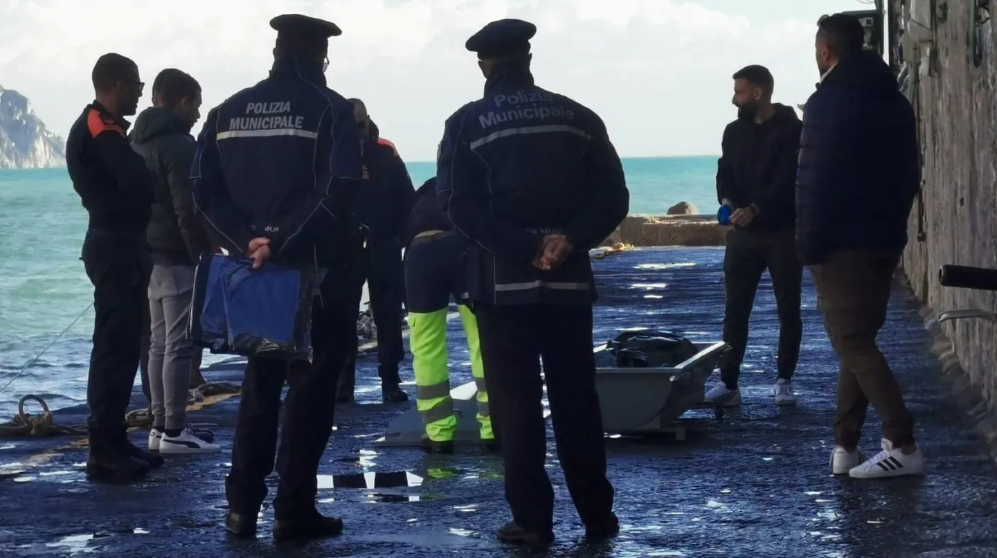 La policía italiana en el lugar donde se rescató el cadáver de la turista argentina.
