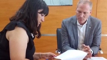 La presidente del Concejo Deliberante y el vicegobernador firmaron el acuerdo de colaboración.
