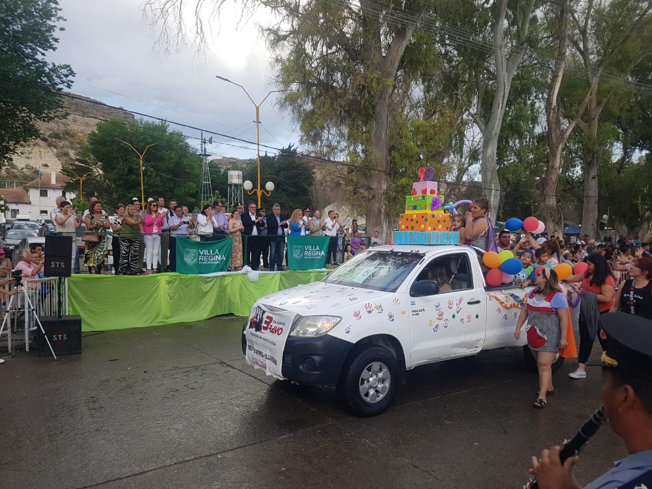 La lluvia no impidió disfrutar del tradicional desfile en el cierre del aniversario de Regina. (Fotos Néstor Salas)