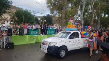 La lluvia no impidió disfrutar del tradicional desfile en el cierre del aniversario de Regina. (Fotos Néstor Salas)