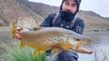 Imagen de «Hay muy buenas truchas en Piedra del Águila»: Caña, línea, mosca, así pescó esta hermosa marrón