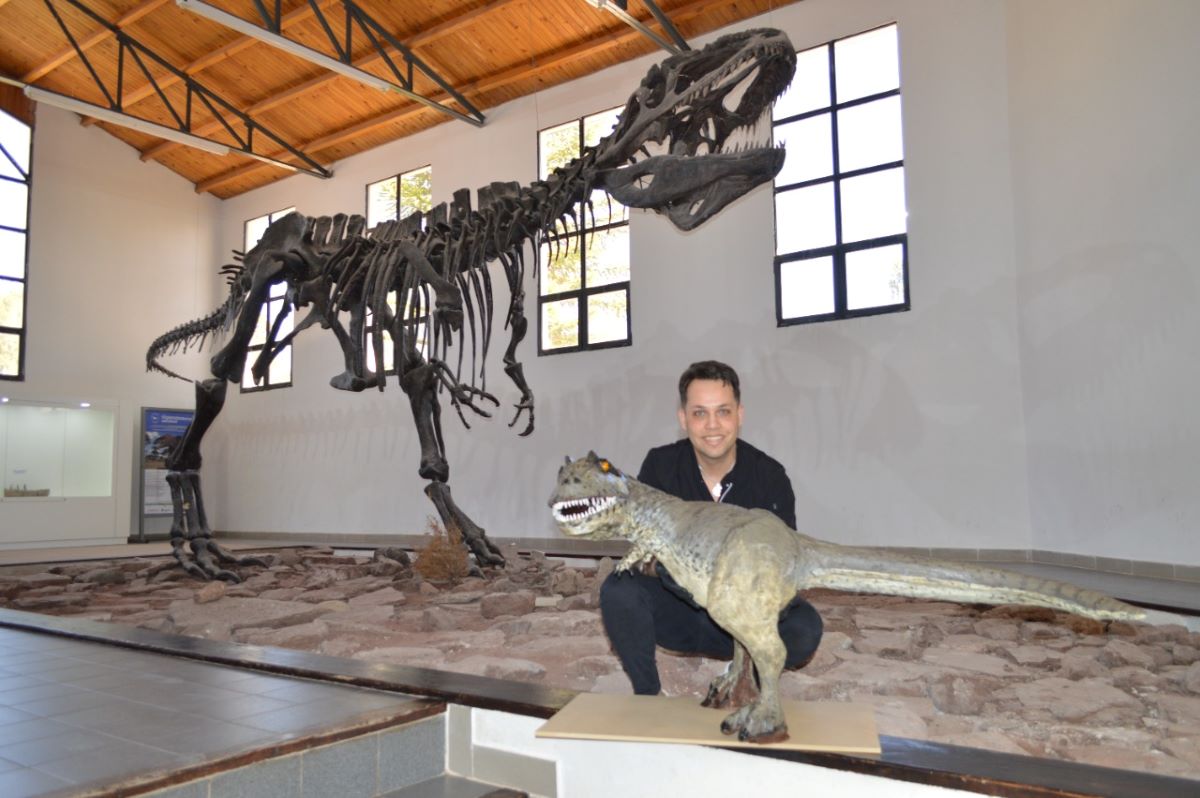 El dinosaurio de Neuquén tiene su escultura en chocolate. Foto: Gentileza