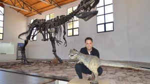 El dinosaurio carnívoro de El Chocón tiene su escultura en chocolate y está en el museo