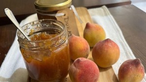 Sale un rico dulce de duraznos