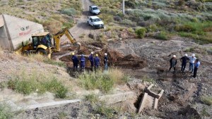 Corte sobre un derivador en la Ruta 22, por la rotura de un caño: empezó la excavación