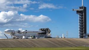 SpaceX lanzó su cohete más poderoso y realizó un triple aterrizaje