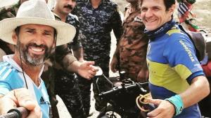 Así fue el épico viaje de Nápoles a Qatar en bici de un hincha de Boca y uno de River para llegar al Mundial