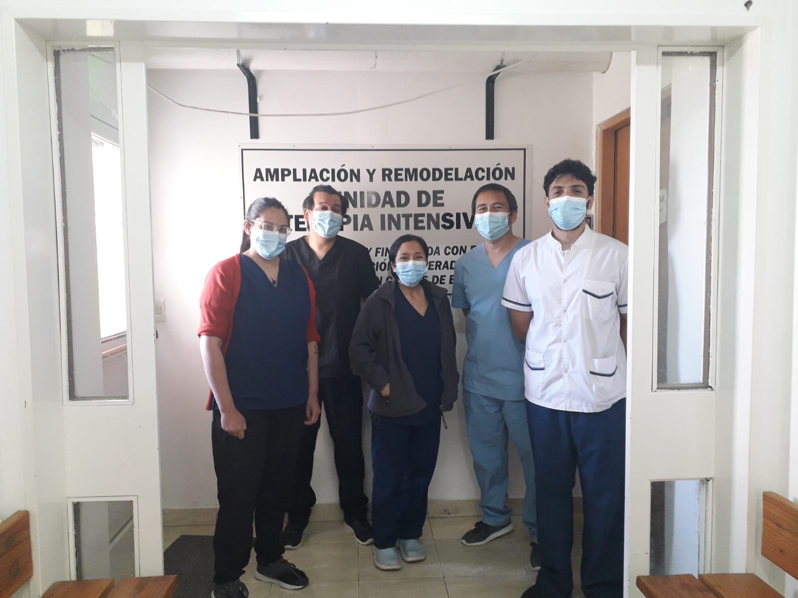 Algunos enfermeros del área de Terapia Intensiva del hospital Ramón Carrillo. Foto: gentileza 