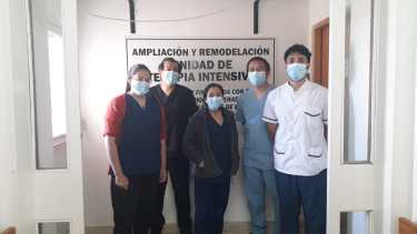 Algunos enfermeros del área de Terapia Intensiva del hospital Ramón Carrillo. Foto: gentileza 