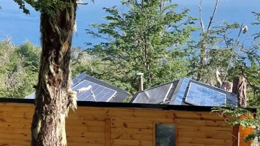 El complejo de cabañas se construyó sin autorización municipal, en un lote ubicado por sobre la cota 900 de la ladera norte del cerro Otto, según estableció la municipalidad. (foto gentileza)