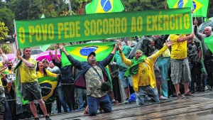 «Se acabó» para Bolsonaro, pero sus fanáticos resisten frente a los cuarteles militares