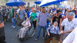 En un emotiva ceremonia, una multitud homenajeó a Hebe de Bonafini en Plaza de Mayo