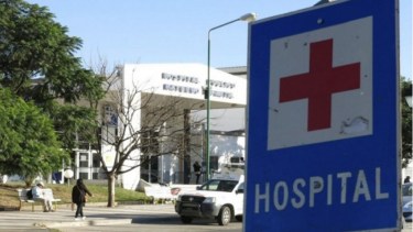 Una súbita ráfaga de viento, de alrededor de 70 kilómetros por hora, elevó la estructura alrededor de tres metros. 
