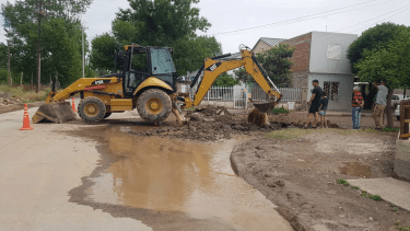 Un auto se encajó en una esquina y dos calles de Regina se llenaron de agua potable
