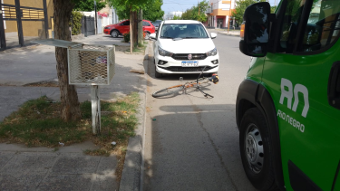El siniestro vial se registró sobre la esquina de calles Sarmiento y Chulavista, en Roca. Foto Gentileza.