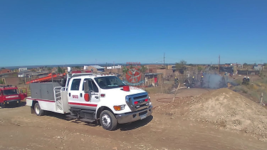 El incendio se provocó esta mañana, en una de las últimas casas del asentamiento de barrio Nuevo en Roca. Foto Gentileza Prensa de Bomberos Voluntarios.