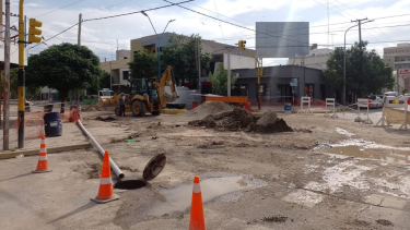 Debido a la obra de calle Alsina y Avenida Roca, el tránsito permanecerá cortado hasta que termine el recambio de cañerías sobre el lado este. Foto Gentileza.