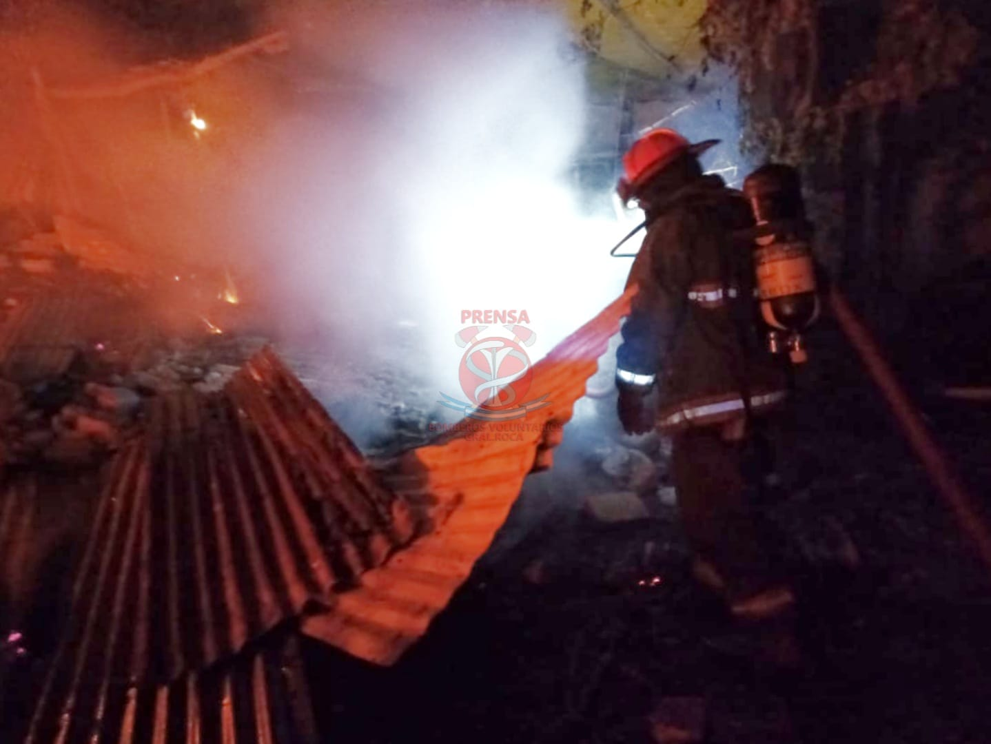 Tras un incendio, se provocaron importantes pérdidas en una chacra ubicada en el suroeste de Roca. Foto Gentileza.
