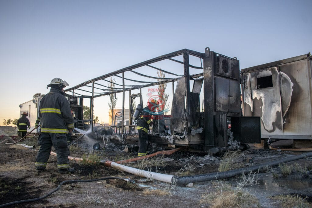 El fuego consumió un tráiler en una planta petrolera de Roca. Foto Gentileza Bomberos Voluntarios de Roca.