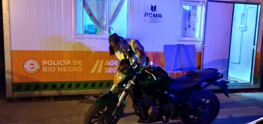 La motocicleta tenía pedido de secuestro en una comisaría de Fernández Oro. Foto Gentileza.