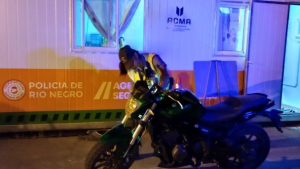 Con una moto robada, intentó pasar un control sobre Ruta 22 pero no lo logró