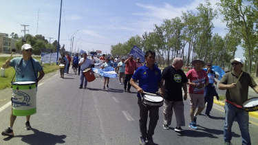La última manifestación de los policías retirados sobre la Ruta 22, había sido durante la Fiesta de la Manzana 2022. Foto Gentileza.