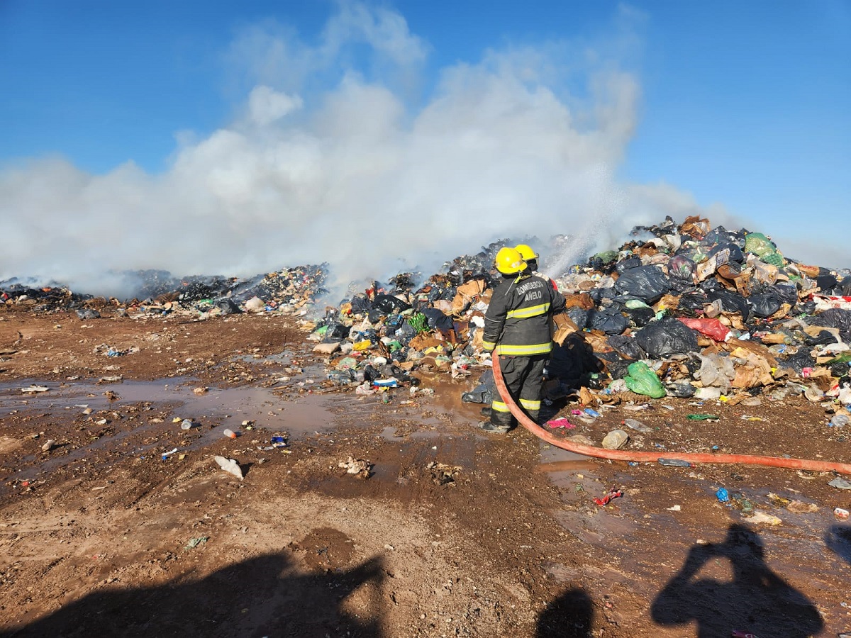 Trabajan para combatir un incendio en el basural de Añelo - Diario Río ...