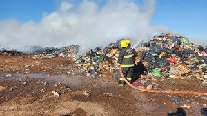 Trabajan para combatir un incendio en el basural de Añelo