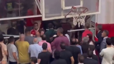 Video: fuerte pelea entre dos facciones de Independiente antes de una asamblea